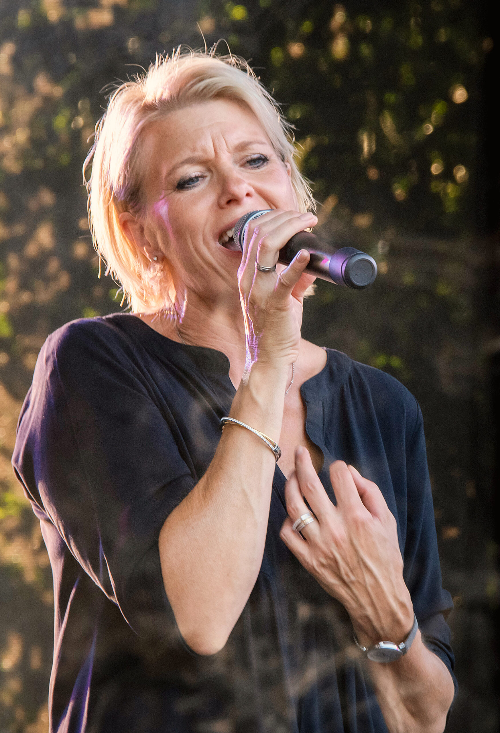 Sängerin Simone Schuh singt