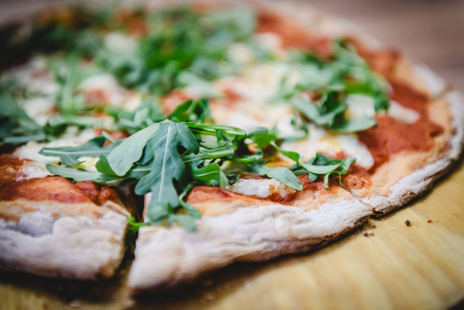 Nahaufnahme Pinsa mit Ruccola