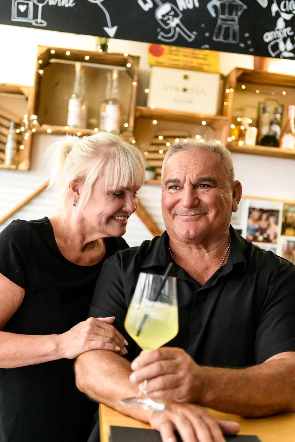 Conny-Tony-LaRocca-Vinosseum-BadWimpfen-4 Conny und Tony La Rocca sitzen im Vinosseum und lachen sich an