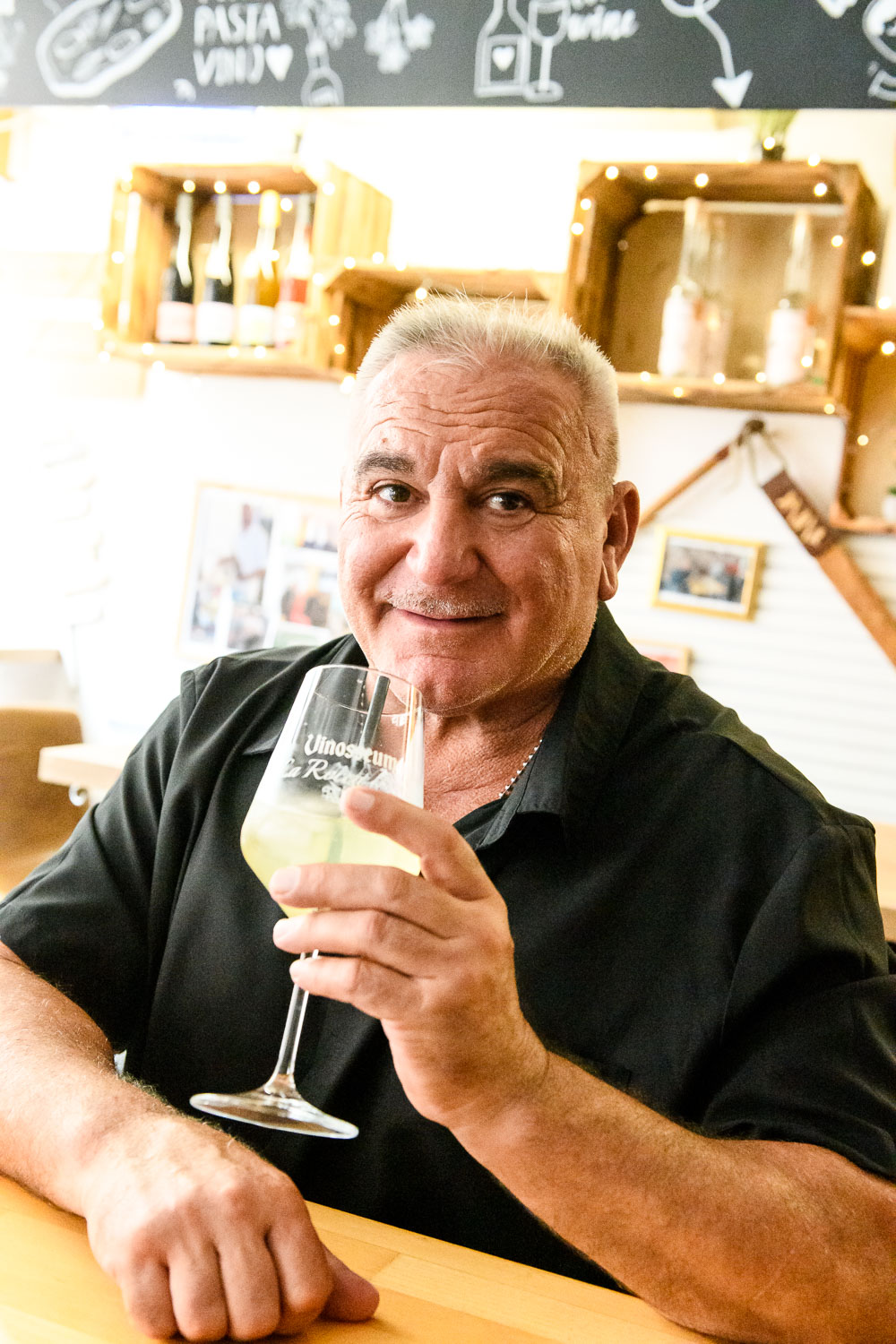 Conny-Tony-LaRocca-Vinosseum-BadWimpfen-5 Portrait von Tony La Rocca im Vinosseum mit einem Glas Wein in der Hand