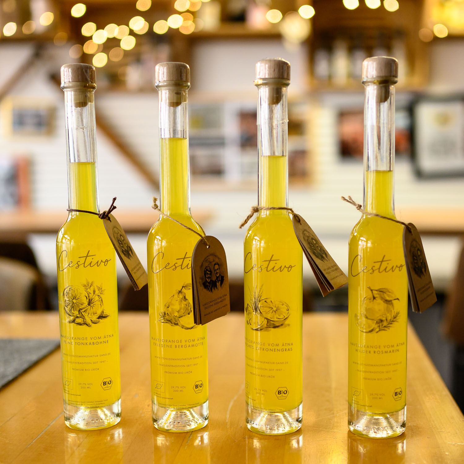 4 verschiedene Limonocello Flaschen stehen zur Präsentation der Feinkostartikel im Vinosseum